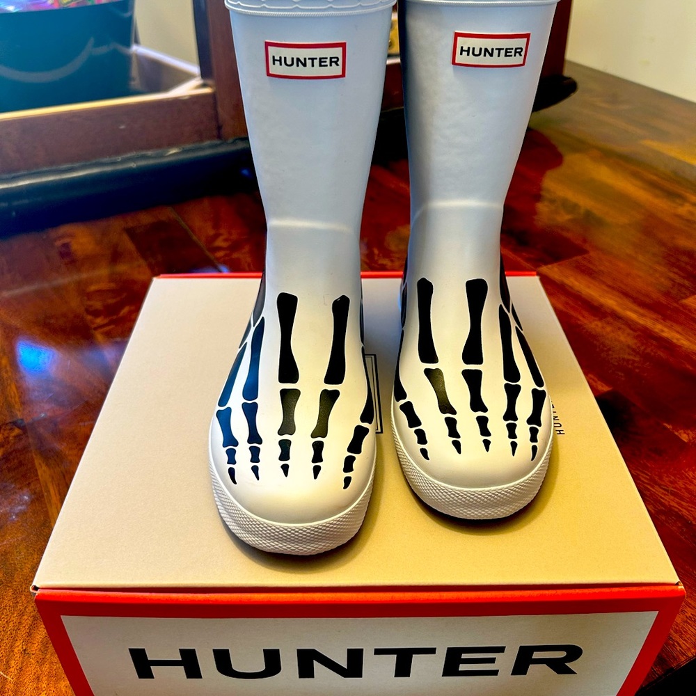Worn once Hunter Skeleton boots!